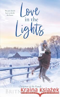Love in the Lights: Christmas at the Ranch Britney M. Mills 9781954237063 Crystal Canyon Publishing - książka