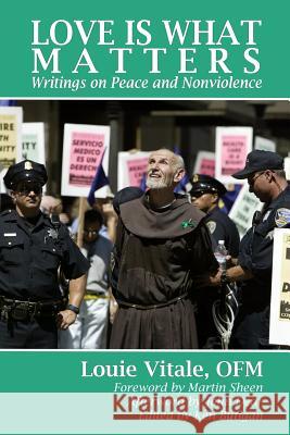Love Is What Matters: Writings on Peace and Nonviolence Fr Louie Vitale Dr Ken Butigan Martin Sheen 9780966978360 Pace E Bene Press - książka