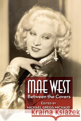 Mae West: Between the Covers Michael Gregg Michaud 9781629333229 BearManor Media - książka