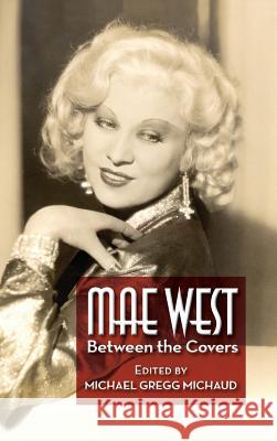 Mae West: Between the Covers (hardback) Michaud, Michael Gregg 9781629333236 BearManor Media - książka