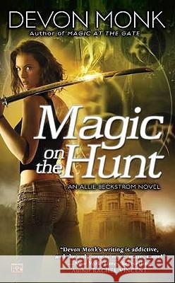 Magic on the Hunt Monk, Devon 9780451463913 Roc - książka