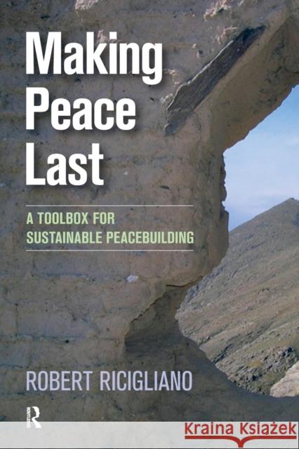 Making Peace Last: A Toolbox for Sustainable Peacebuilding Rob Ricigliano Robert Ricigliano 9781594519956 Paradigm Publishers - książka