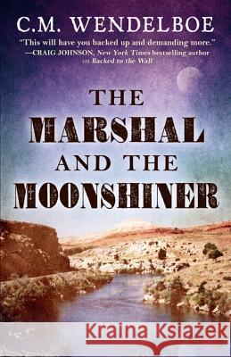 Marshal and the Moonshiner C. M. Wendelboe 9781432837280 Five Star Publishing - książka