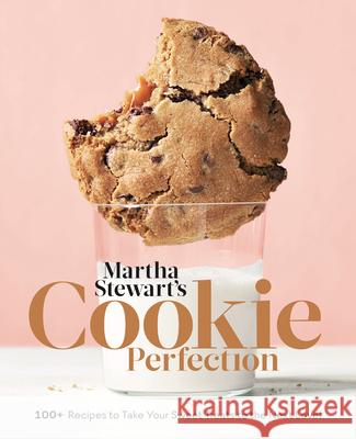 Martha Stewart's Cookie Perfection: 100+ Recipes to Take Your Sweet Treats to the Next Level: A Baking Book Martha Stewart Living Magazine 9781524763398 Clarkson Potter Publishers - książka