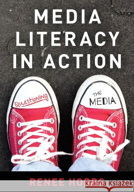 Media Literacy in Action: Questioning the Media Renee Hobbs 9781538115275 Rowman & Littlefield Publishers - książka