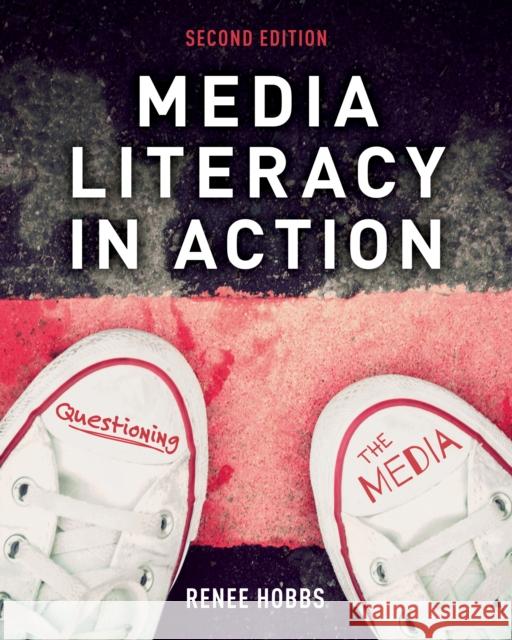 Media Literacy in Action: Questioning the Media Renee Hobbs 9781538180136 Rowman & Littlefield - książka