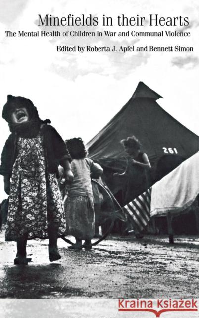 Minefields in Their Hearts: The Mental Health of Children in War and Communal Violence Roberta J. Apfel Bennett Simon 9780300065701 Yale University Press - książka