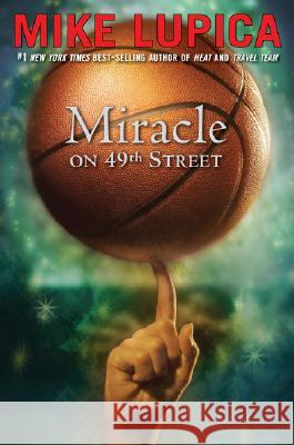 Miracle on 49th Street Mike Lupica 9780142409428 Puffin Books - książka