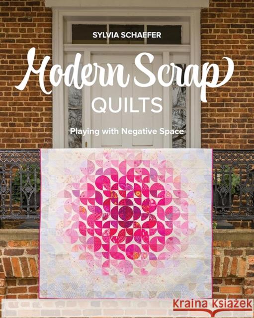 Modern Scrap Quilts: Playing with Negative Space Sylvia Schaefer 9781644035580 C&T Publishing - książka