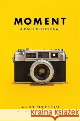 Moment: A Daily Devotional Gregg Matte 9781632963796 Lucid Books - książka