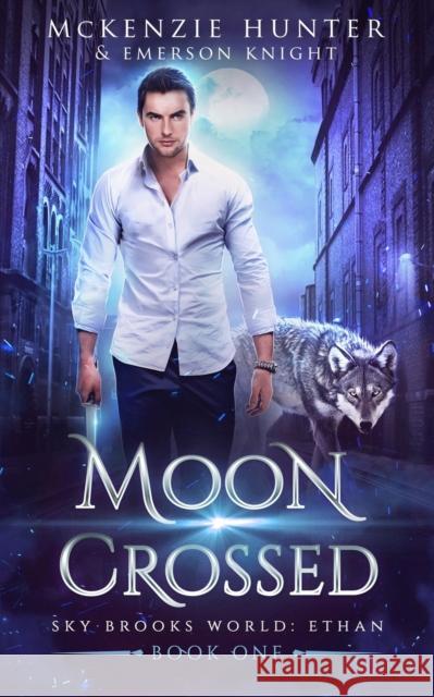 Moon Crossed Emerson Knight McKenzie Hunter 9781946457981 Sky Publishing LLC. - książka