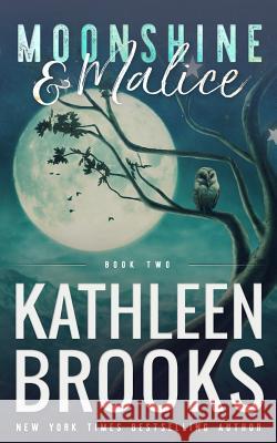 Moonshine & Malice: Moonshine Hollow #2 Kathleen Brooks 9781093590067 Independently Published - książka