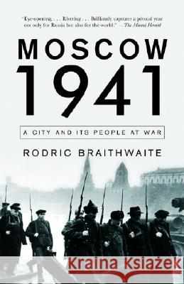 Moscow 1941: A City and Its People at War Rodric Braithwaite 9781400095452 Vintage Books USA - książka