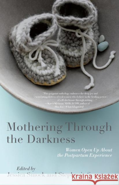 Mothering Through the Darkness: Women Open Up about the Postpartum Experience  9781631528040 She Writes Press - książka