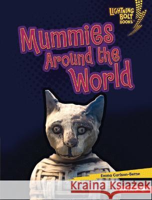 Mummies Around the World Emma Carlson-Berne 9781728491196 Lerner Publications - książka