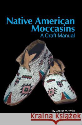 Na Moccasins White, George M. 9781929572267 Crazy Crow Trading Post - książka