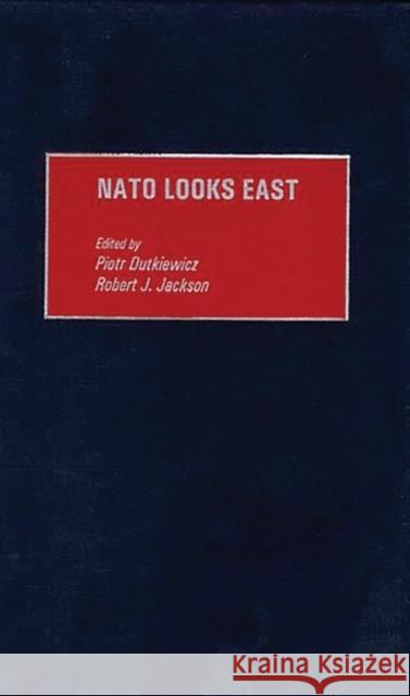 NATO Looks East Piotr J. Dutkiewicz Robert Jackson 9780275960599 Praeger Publishers - książka