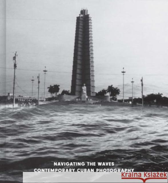 Navigating the Waves Raquel Carrera 9780300278835 Yale University Press - książka