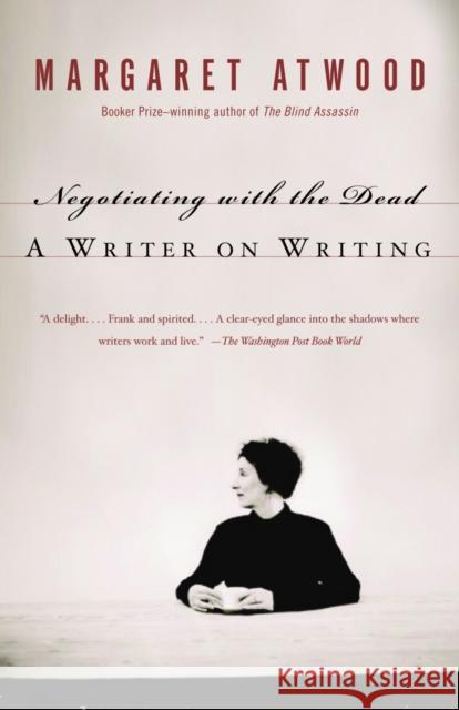 Negotiating with the Dead: A Writer on Writing Margaret Atwood 9781400032600 Knopf Doubleday Publishing Group - książka