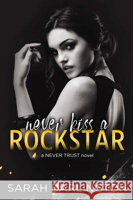 Never Kiss a Rockstar Sarah Darlington 9781705384886 Independently Published - książka