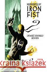 Nieśmiertelny Iron Fist T.1 Opowieść ostatniego.. Ed Brubaker, Matt Fraction, David Aja 9788361319962 Mucha Comics - książka