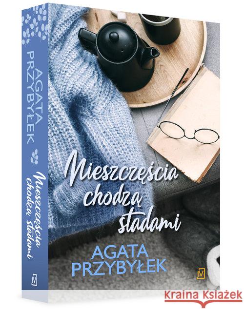 Nieszczęścia chodzą stadami Przybyłek Agata 9788366278707 Czwarta Strona - książka