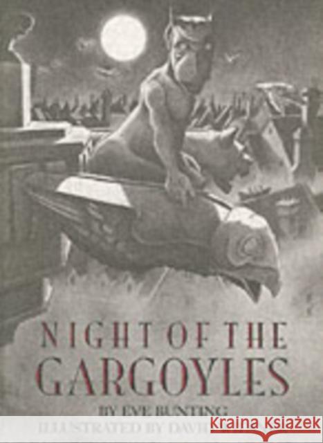 Night of the Gargoyles Eve Bunting David Wiesner 9780395968871 Clarion Books - książka