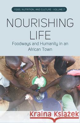 Nourishing Life: Foodways and Humanity in an African Town Arianna Huhn 9781789208894 Berghahn Books - książka