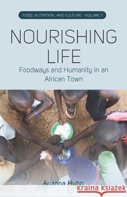 Nourishing Life: Foodways and Humanity in an African Town Arianna Huhn 9781805397243 Berghahn Books - książka