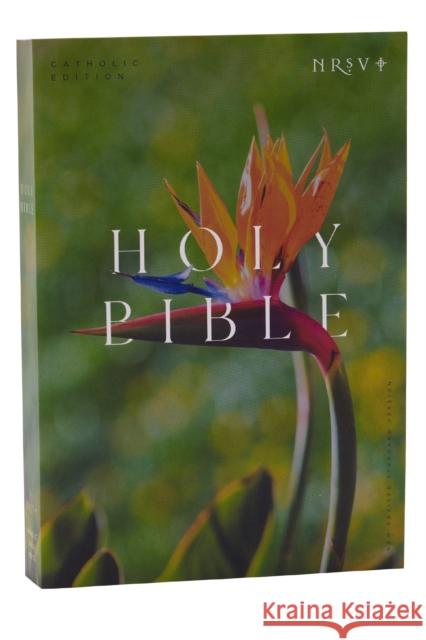 NRSV Catholic Edition Bible, Bird of Paradise Paperback (Global Cover Series): Holy Bible Catholic Bible Press 9781400337217 Thomas Nelson Publishers - książka