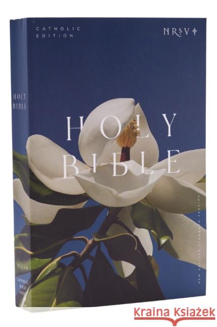 NRSV Catholic Edition Bible, Magnolia Paperback (Global Cover Series): Holy Bible Catholic Bible Press 9781400337200 Thomas Nelson Publishers - książka