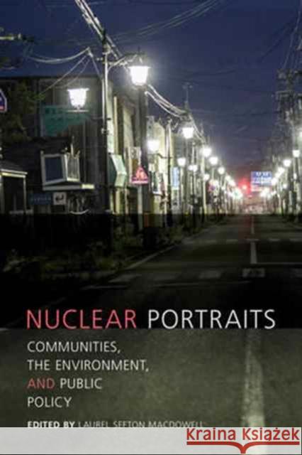 Nuclear Portraits: Communities, the Environment, and Public Policy Laurel Sefton MacDowell 9781442626294 University of Toronto Press - książka