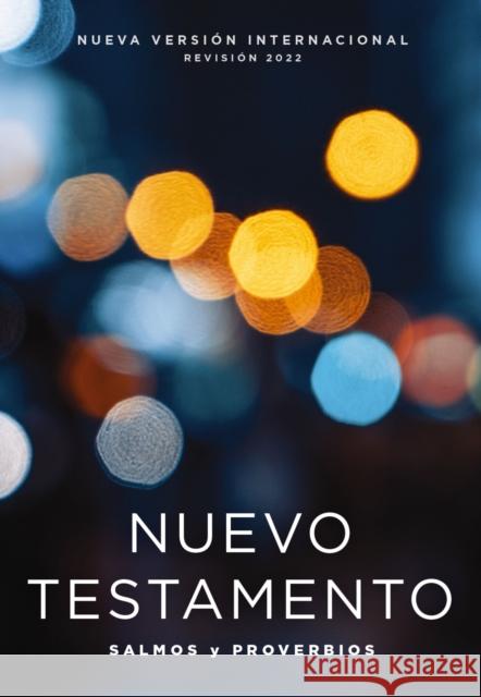 NVI, Nuevo Testamento de bolsillo, con Salmos y Proverbios, Tapa Rustica, Luces brillantes Nueva Version Internacional Nueva Version Internacional 9780829773026 Vida - książka