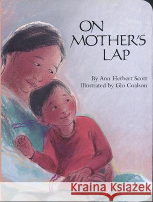 On Mother's Lap Ann Herbert Scott Glo Coalson 9780618051595 Clarion Books - książka
