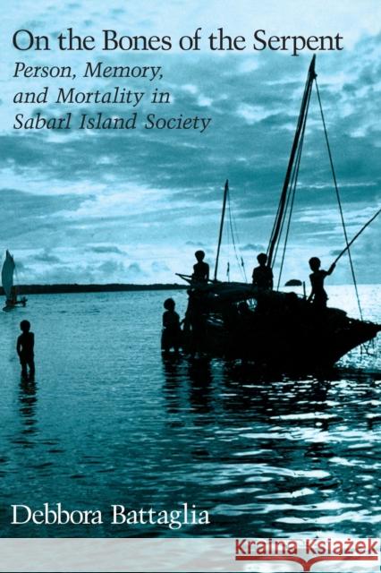 On the Bones of the Serpent: Person, Memory, and Mortality in Sabarl Island Society Debbora Battaglia 9780226038896 University of Chicago Press - książka