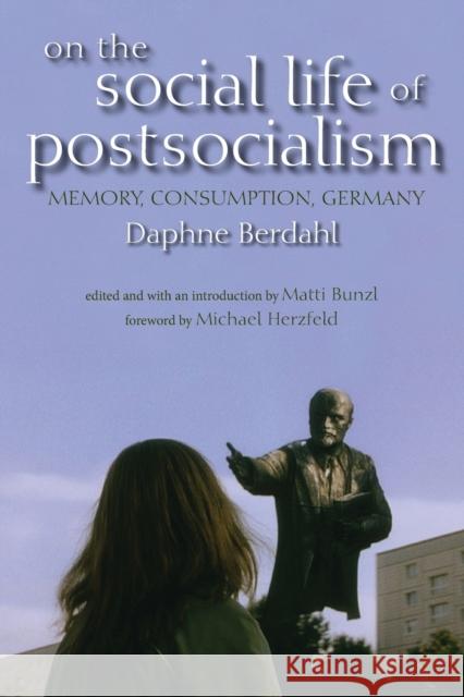 On the Social Life of Postsocialism: Memory, Consumption, Germany Berdahl, Daphne 9780253221704 Indiana University Press - książka