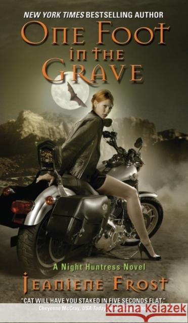 One Foot in the Grave Jeaniene Frost 9780061245091 Avon Books - książka