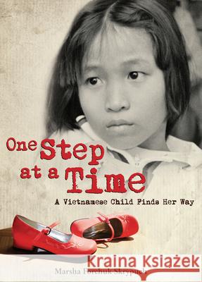 One Step at a Time: A Vietnamese Child Finds Her Way Marsha Forchuk Skrypuch 9781927485019 Pajama Press - książka