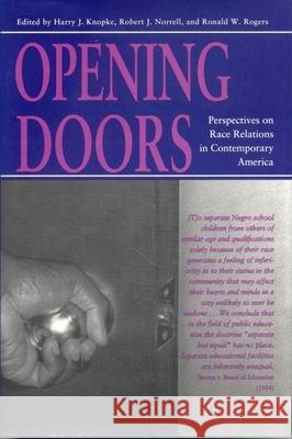Opening Doors: Perspectives on Race Relations in Contemporary America Ronald W. Rogers Harry J. Knopke Robert J. Norrell 9780817307622 University Alabama Press - książka