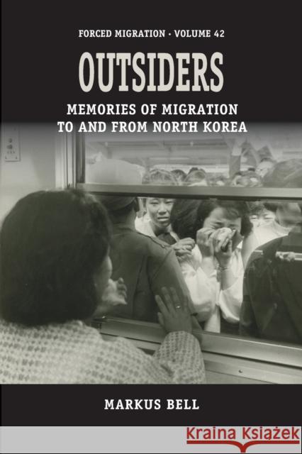 Outsiders: Memories of Migration to and from North Korea Markus Bell 9781800739130 Berghahn Books - książka