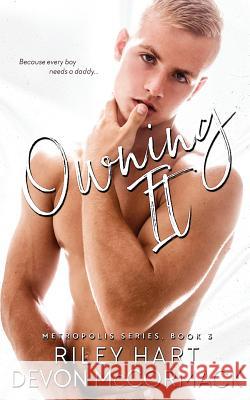 Owning It Riley Hart Devon McCormack 9781641363525 Treycore Publishing - książka