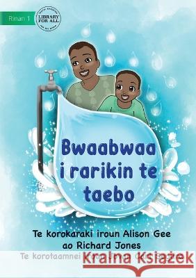 Papa at the Tap - Bwaabwaa i rarikin te taebo (Te Kiribati) Alison Gee Richard Jones Jovan Car 9781922849120 Library for All - książka