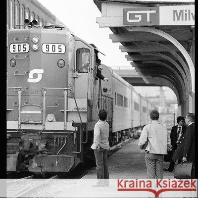 Passenger Train Photographs: Taken in Michigan and Ontario During the Last Quarter of the Twentieth Century - All in Black and White Byron Babbish 9781708185695 Independently Published - książka
