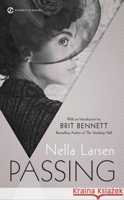 Passing Nella Larsen Brit Bennett 9780593437841 Random House USA Inc - książka