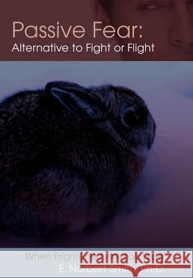Passive Fear: Alternative to Fight or Flight: When frightened animals hide Smith, E. Norbert 9780595676651 iUniverse - książka