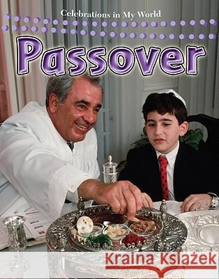Passover Molly Aloian 9780778743118 Crabtree Publishing Company - książka