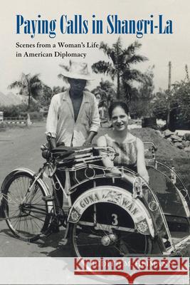 Paying Calls in Shangri-La: Scenes from a Woman's Life in American Diplomacy Judith M. Heimann 9780821422328 Ohio University Press - książka