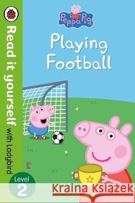 Peppa Pig - Playing Football : Level 2  9780241244401 Ladybird - książka