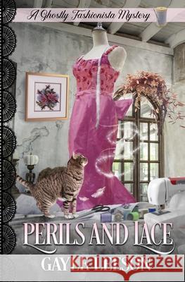 Perils and Lace: A Ghostly Fashionista Mystery Gayle Leeson 9781732019515 Washington Cooper - książka