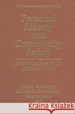 Personal Liberty and Community Safety:: Pretrial Release in the Criminal Court Goldkamp, John S. 9780306448799 Springer Us - książka